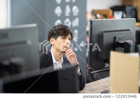 Men working in the office 122033446