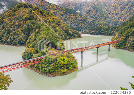 Scenery of the Okuoi Rainbow Bridge at Okuoi Kojo Station in autumn in Kawanehon Town (Shizuoka Prefecture) Scenery of the Okuoi Rainbow Bridge at Okuoi Kojo Station in autumn in Kawanehon Town (Shizuoka Prefecture) 122034380