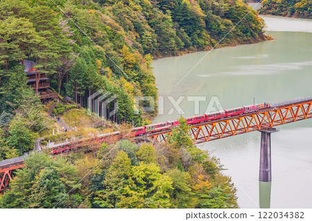 Scenery of the Okuoi Rainbow Bridge at Okuoi Kojo Station in autumn in Kawanehon Town (Shizuoka Prefecture) 122034382