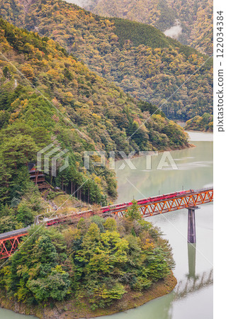 Scenery of the Okuoi Rainbow Bridge at Okuoi Kojo Station in autumn in Kawanehon Town (Shizuoka Prefecture) 122034384