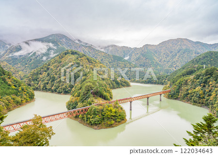 A train leaving Okuoi Kojo Station in autumn in Kawanehon Town and the Okuoi Rainbow Bridge (Shizuoka Prefecture) 122034643