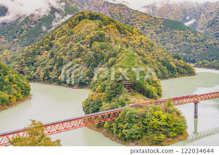 Scenery of the Okuoi Rainbow Bridge at Okuoi Kojo Station in autumn in Kawanehon Town (Shizuoka Prefecture) 122034644