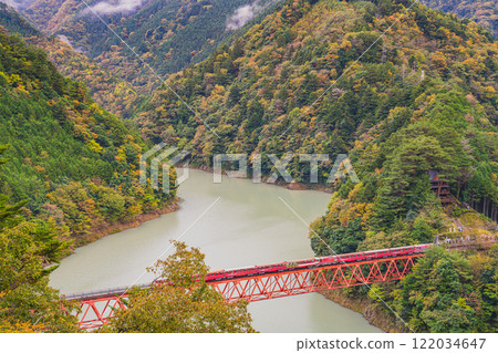 靜岡縣川根本町奧大井湖站奧大井彩虹橋的秋景 靜岡縣川根本町奧大井湖站奧大井彩虹橋的秋景 122034647
