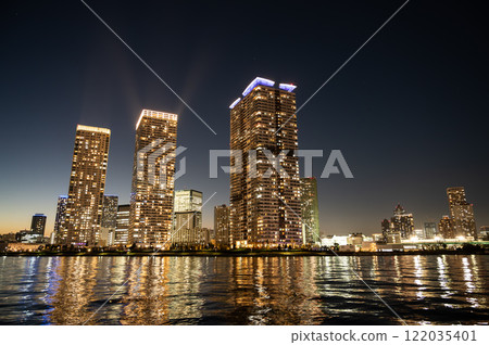 都市建築倒映在水面上 122035401
