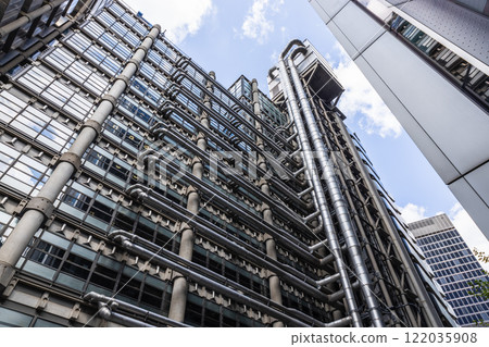 Lloyd's Building in London: High-Tech Design and Futuristic Exterior 122035908