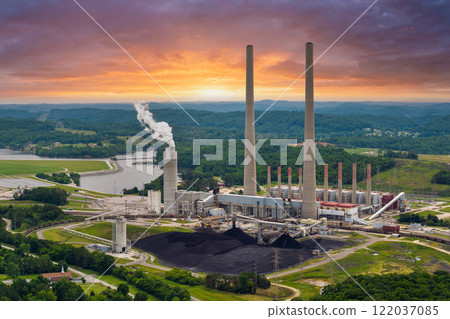 Electric energy production from fossil fuel. Kingston power station in Roane County near Kingston, Tennessee. Major coal-fired power plant producing electricity 122037085