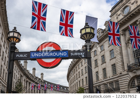 London Underground Sign and Union Jack Flags: City Scene in the UK 122037652