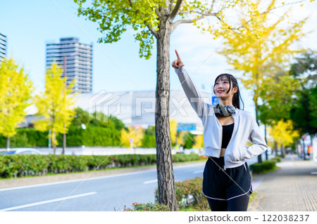 一位酷女子在住宅區戶外散步、訓練、節食、鍛煉 一位酷女子在住宅區戶外散步、訓練、節食、鍛煉 122038237
