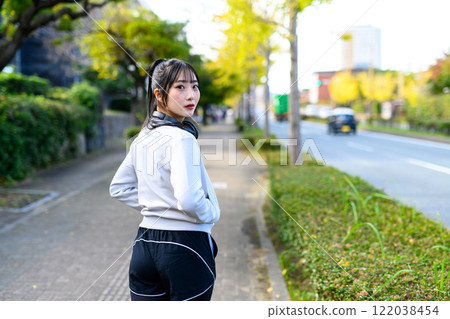 一位酷女子在住宅區的人行道上戶外行走、訓練、節食、鍛煉 122038454