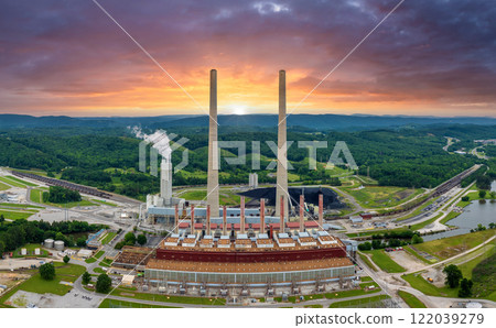 Thermal power plant burning coal fossil fuel for production of electrical energy. Kingston power station in Roane County, Tennessee 122039279