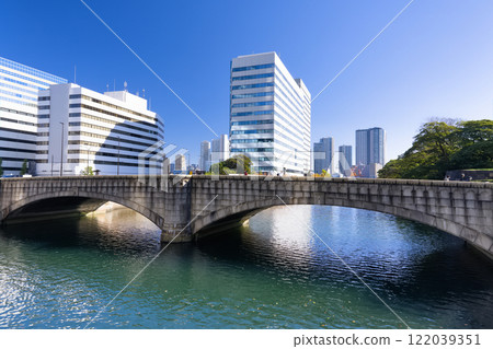 大手門橋橫跨東京汐留築地川 122039351