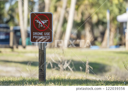 Signpost with warning about drone usage prohibition in state park. Warning notice against using UAV and quadcopters 122039356