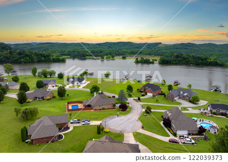 Rural community with expensive houses in Tennessee. Premium housing development in the USA Rural community with expensive houses in Tennessee. Premium housing development in the USA 122039373