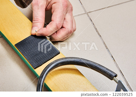 When installing universal semi-rigid ski cable bindings with free heel, the heel pad is nailed down. 122039525