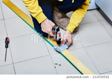 Modern analogue of cable ski bindings, Kandahar, is equipped with non-separable bracket into which boot is inserted Modern analogue of cable ski bindings, Kandahar, is equipped with non-separable bracket into which boot is inserted 122039582