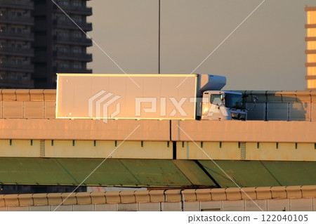 A logistics truck traveling on the Metropolitan Expressway early in the morning A logistics truck traveling on the Metropolitan Expressway early in the morning 122040105