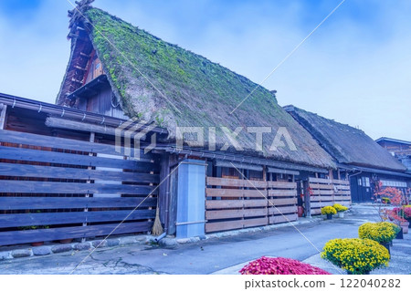 藍天合掌造茅草屋頂的秋景 藍天合掌造茅草屋頂的秋景 122040282
