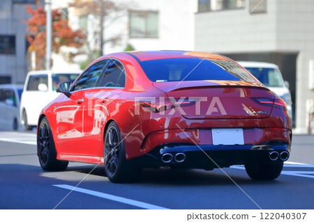 一輛跑車在城市中運行的形象 一輛跑車在城市中運行的形象 122040307