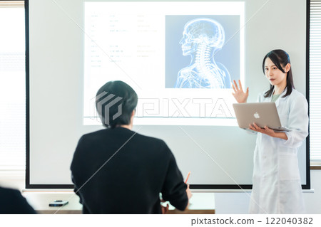 Female doctor presenting research 122040382