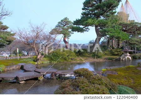Stone bridge over the pond at Kenrokuen Garden in Kanazawa 122040400