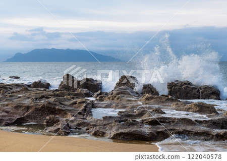 Breaking waves, sea turtle spawning ground, Nagata Inakahama, Yakushima (winter) Breaking waves, sea turtle spawning ground, Nagata Inakahama, Yakushima (winter) 122040578