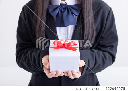 有禮物盒的一個女孩 122040676