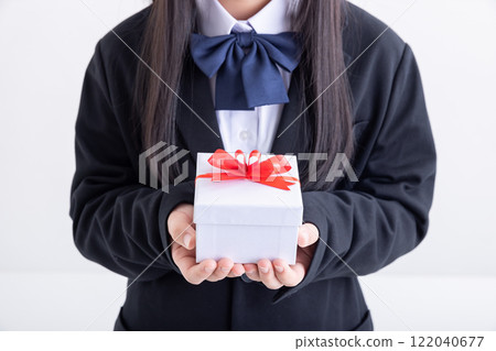 有禮物盒的一個女孩 122040677