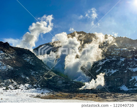 北海道弟子屈町的硫磺山冒著熱氣 122040720
