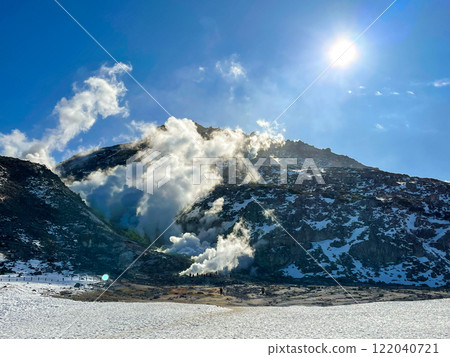 北海道弟子屈町的硫磺山冒著熱氣 122040721