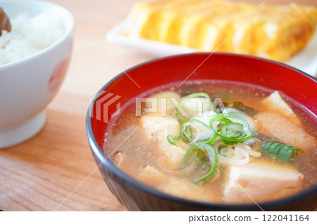 味噌湯是一名五年級小學生在寒假期間所做的家事作業。 味噌湯是一名五年級小學生在寒假期間所做的家事作業。 122041164