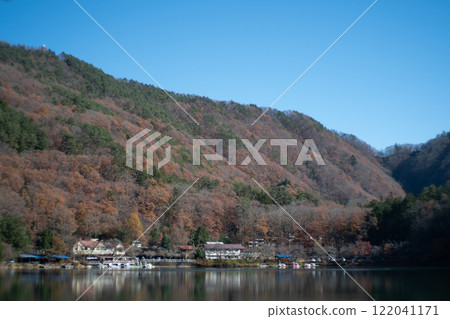 湖邊露營地被秋葉覆蓋 122041171