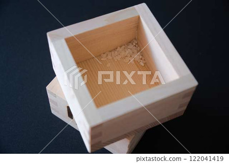 黑色背景中盃子裡剩下少量米 黑色背景中盃子裡剩下少量米 122041419