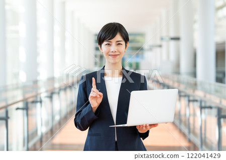 有一台個人計算機的女商人在辦公室 122041429