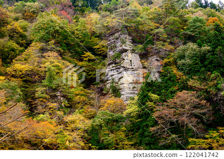Tonohetsuri amidst autumn foliage 122041742