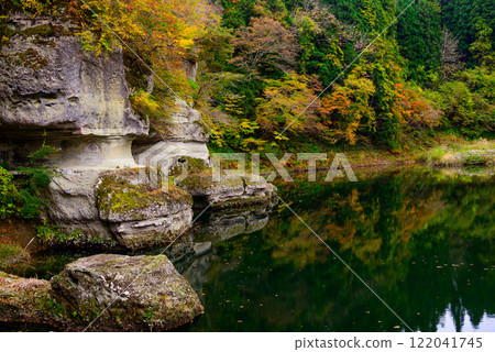 塔身被秋葉染紅 塔身被秋葉染紅 122041745