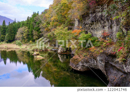 塔身被秋葉染紅 塔身被秋葉染紅 122041746