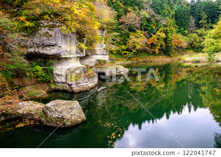 塔身被秋葉染紅 塔身被秋葉染紅 122041747