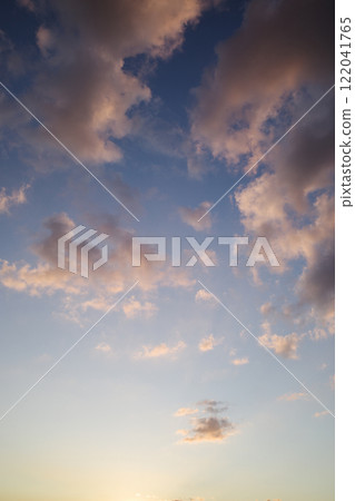 有云的日落天空 122041765