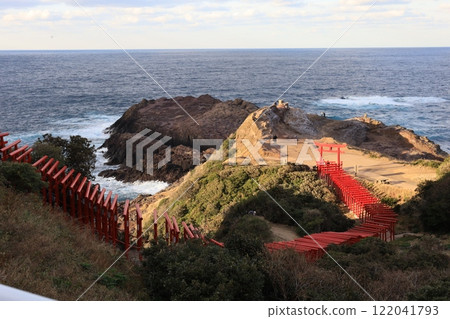 藍色的大海和鳥居 藍色的大海和鳥居 122041793