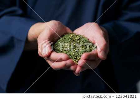 薩穆埃一個男人拿著茶葉的手 122041821