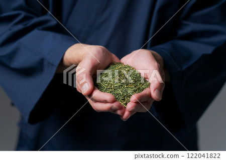 薩穆埃一個男人拿著茶葉的手 122041822