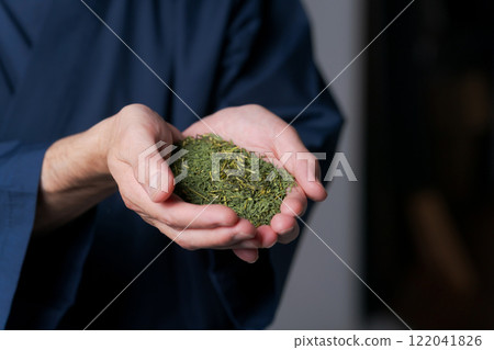 薩穆埃一個男人拿著茶葉的手 薩穆埃一個男人拿著茶葉的手 122041826