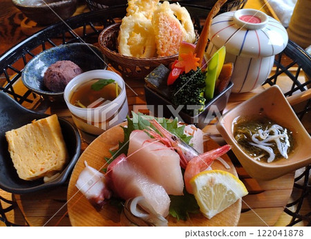 Japanese-style lunch set: Assorted lunch Japanese-style lunch set: Assorted lunch 122041878