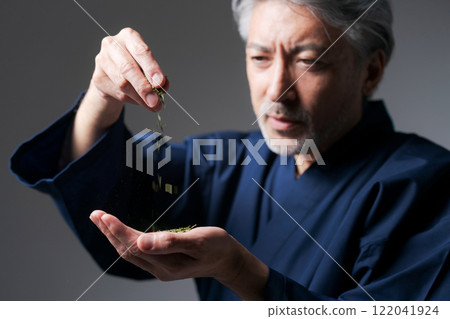 蘇梅島的一名男子看著綠茶葉 122041924