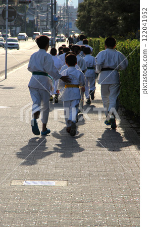 Karate dojo students running Karate dojo students running 122041952