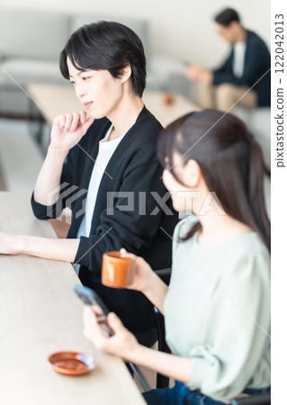 中年婦女在咖啡館喝茶 122042013