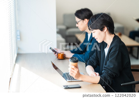 一位商人在外出時在咖啡館休息 122042020