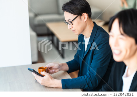 一位商人在外出時在咖啡館休息 122042021