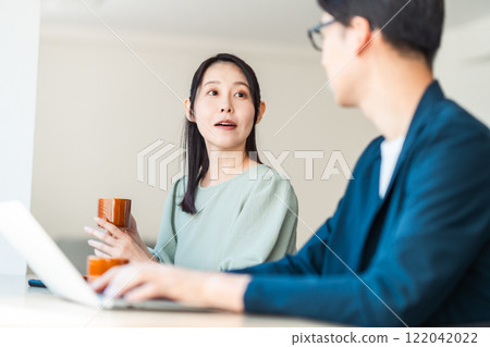商人在咖啡館聽故事 122042022