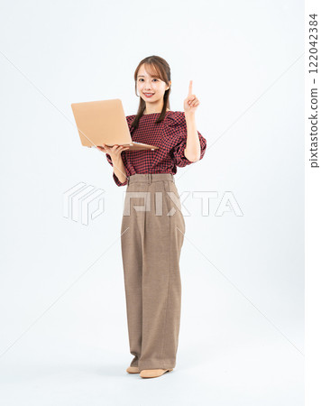 推薦穿著休閒服、手持筆記型電腦的女性 122042384